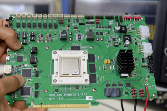 ETRI와 SKT가 공동 개발한 서버용 초저전력 AI 반도체(AB9) 이 탑재된 모듈. 초당 40조번의 데이터 처리가 가능하다(왼쪽 사진). 오른쪽은 ETRI와 SKT가 공동으로 개발한 서버용 초저전력 AI 반도체 인 AB9. 500원 동전 크기의 면적에 1만6000여 개의 연산장치를 집적해빠른 연산과 적은 전력으로 작동한다.   ETRI 제공